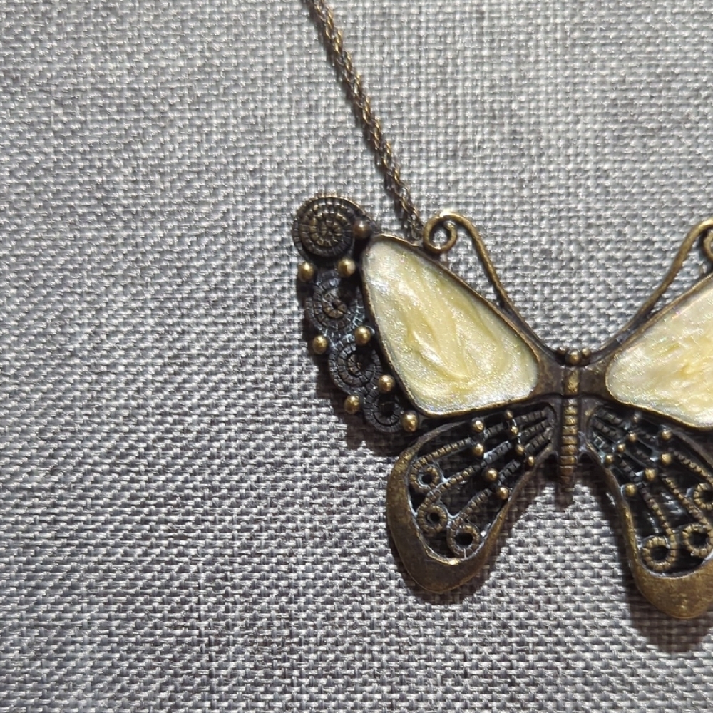 Elegant Bronze Butterfly Pendant Necklace – Vintage Charm - Picture 4 of 12